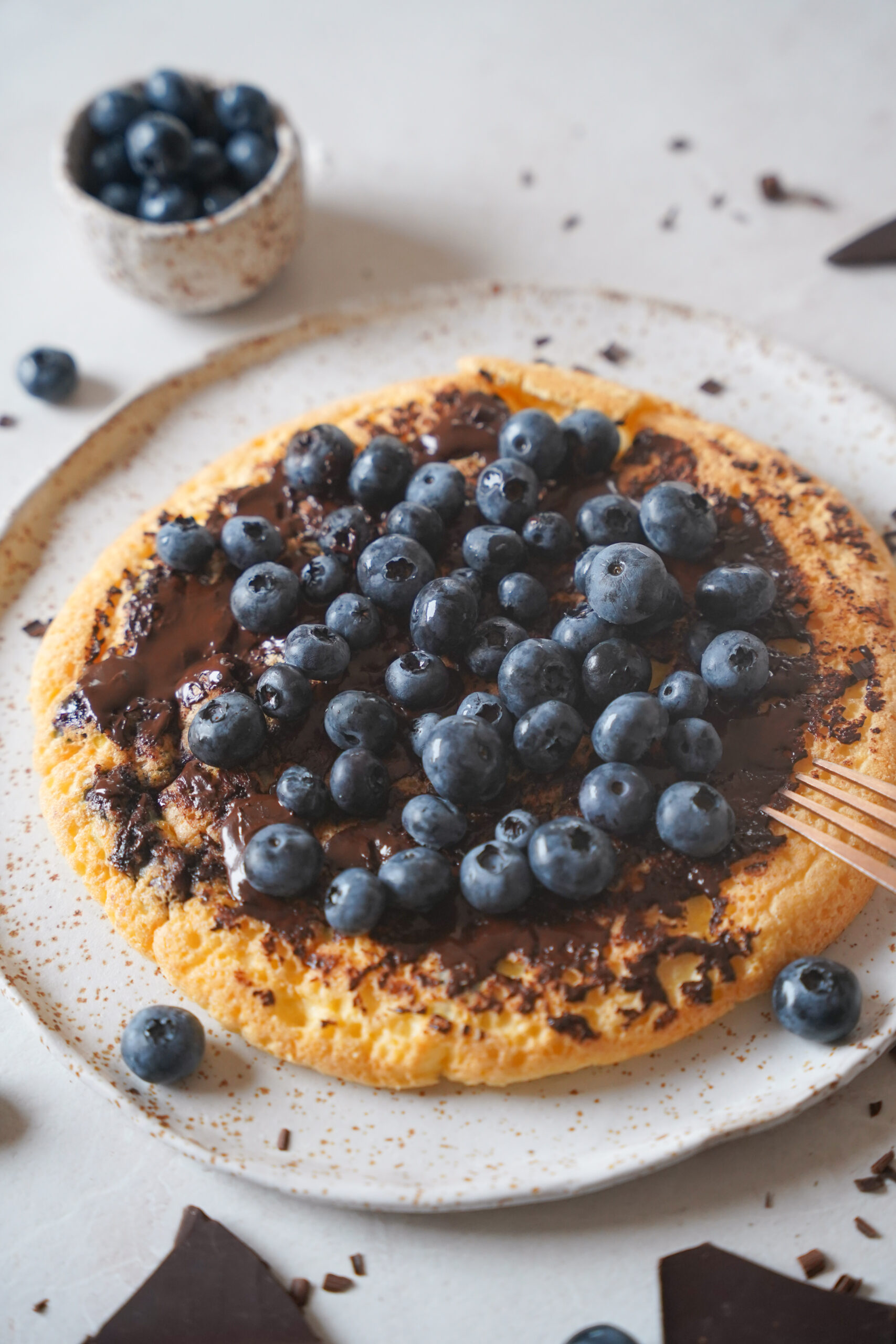 keto białkowy omlet z borówkami